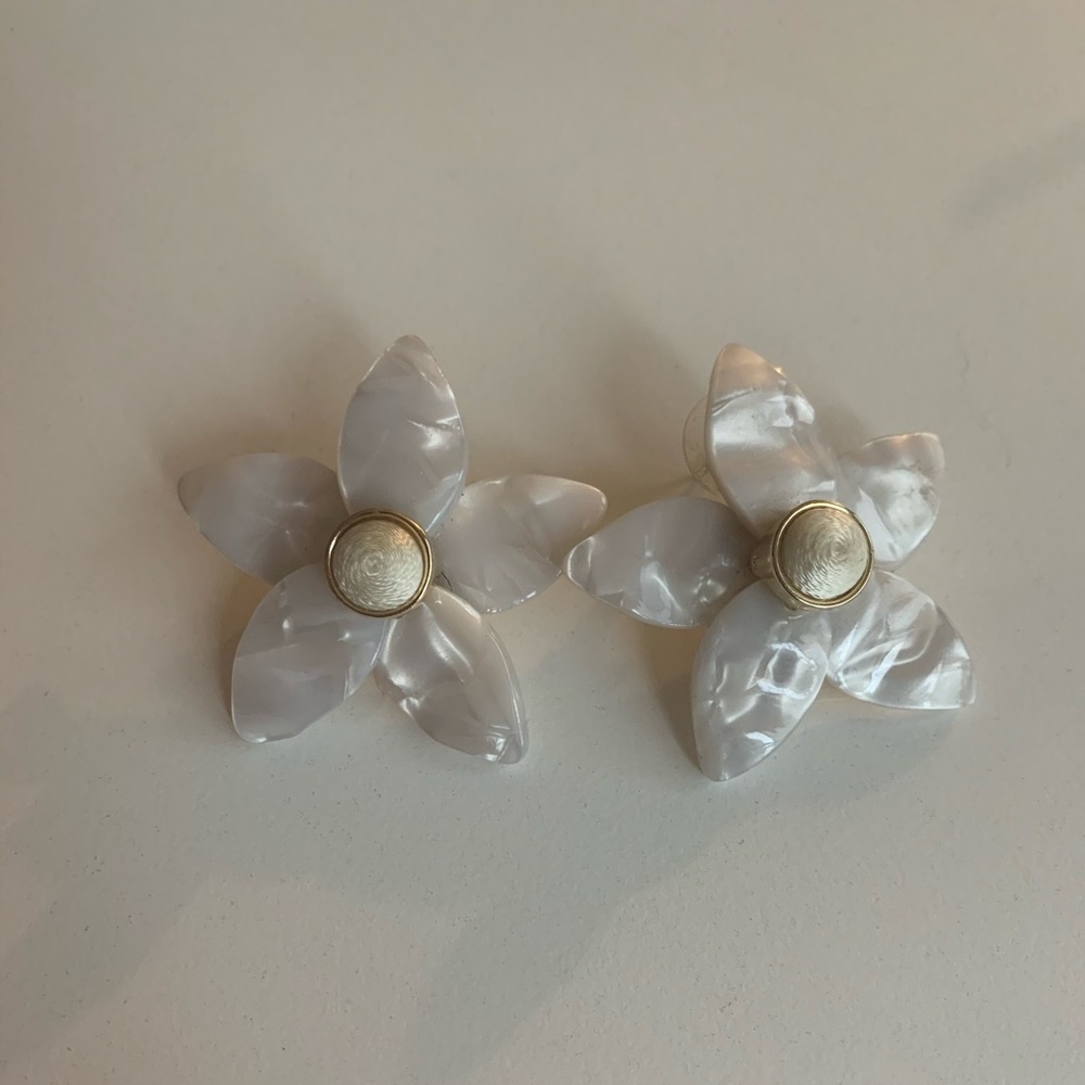 Bauble bar amariella flower stud resin earrings